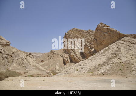 Mubazzarah Dam e del Parco di Al Ain Emirati Arabi Uniti in attesa capannone Roofdeck alberi rocce calcaree Tunnel caduta ad albero la molla Foto Stock