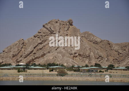 Mubazzarah Dam e del Parco di Al Ain Emirati Arabi Uniti in attesa capannone Roofdeck alberi rocce calcaree Tunnel caduta ad albero la molla Foto Stock