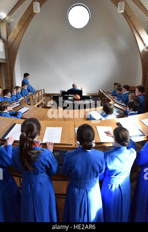 Coristi da pozzi coro della cattedrale nel giorno di Pasqua la preparazione per evensong, praticanti o nel brano la scuola a Cattedrale di Wells Foto Stock