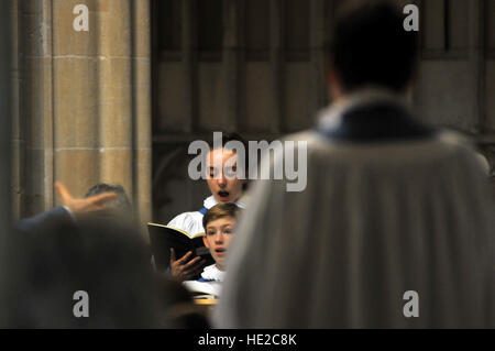 Coristi dalla Cattedrale di Wells coro scolastico preparare per Evensong. Foto Stock