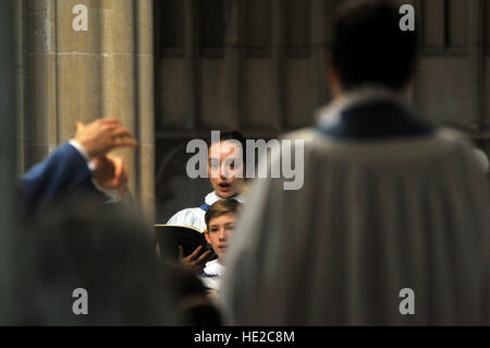 Coristi dalla Cattedrale di Wells coro scolastico preparare per Evensong. Foto Stock