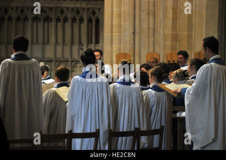 Coristi dalla Cattedrale di Wells coro scolastico preparare per Evensong. Foto Stock