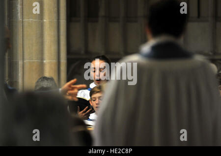 Coristi dalla Cattedrale di Wells coro scolastico preparare per Evensong. Foto Stock