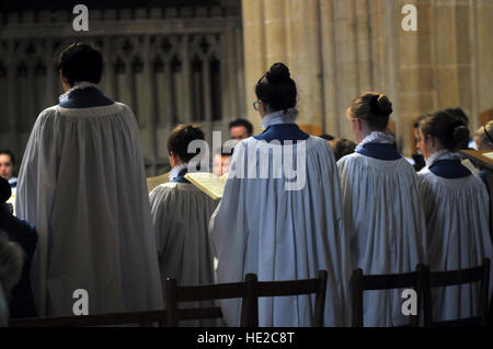 Coristi dalla Cattedrale di Wells coro scolastico preparare per Evensong. Foto Stock