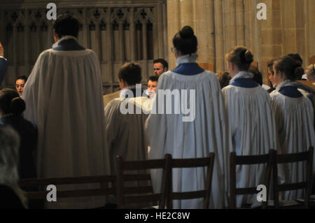 Coristi dalla Cattedrale di Wells coro scolastico preparare per Evensong. Foto Stock