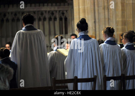 Coristi dalla Cattedrale di Wells coro scolastico preparare per Evensong. Foto Stock