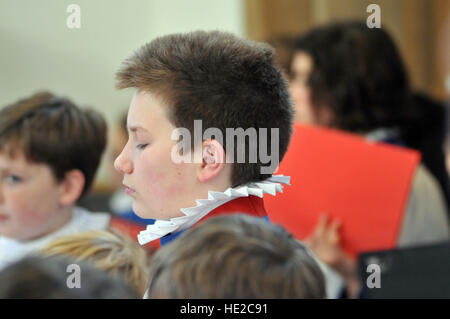 Coristi dalla Cattedrale di Wells coro scolastico preparare per Evensong. Foto Stock