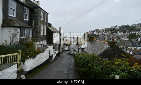 Guardando al di sopra del pittoresco villaggio di Port Isaac in North Cornwall, Regno Unito Foto Stock