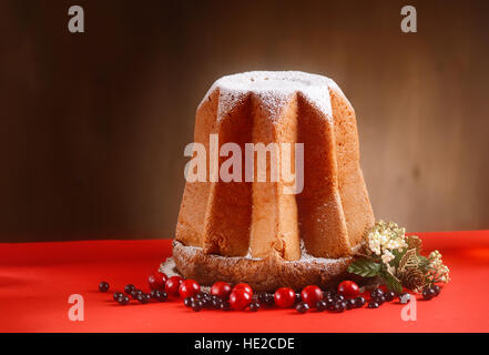 Pandoro su la tabella rossa - la tradizionale italiano torta di Natale Foto Stock