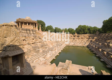Gradino antico serbatoio di acqua nella parte anteriore del Tempio del Sole , a Modhera. Antico tempio indù costruito intorno al 1027. Gujarat, India. Foto Stock