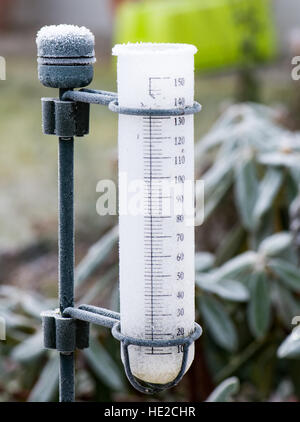 La meteorologia con un pluviometro in giardino - congelati dopo una notte fredda Foto Stock