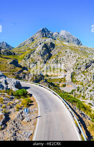 Strada tortuosa discesa attraverso le montagne a Sa Calobra sull isola di Maiorca Foto Stock