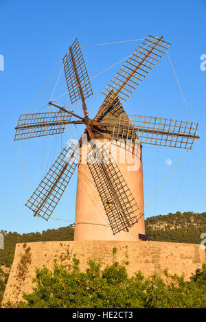 Il vecchio mulino a vento tradizionale sotto un cielo blu Foto Stock