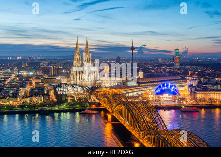 Vista serale della skyline di Colonia, Germania con cattedrale illuminate prominente Foto Stock