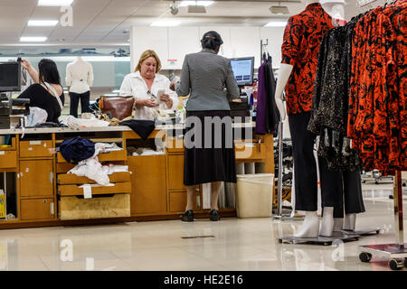 Miami Florida,Aventura Mall,Macy's,grande magazzino,interno,espositore vendita prodotto,abbigliamento donna,Black Blacks African Africans etnic Minorit Foto Stock