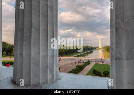 Colonne del Lincoln Memorial con il Monumento a Washington. Foto Stock