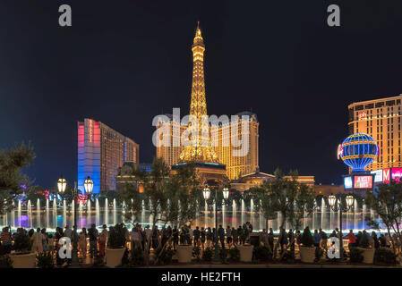 Le persone godono di Bellagio Fountain show a Las Vegas strip. Foto Stock