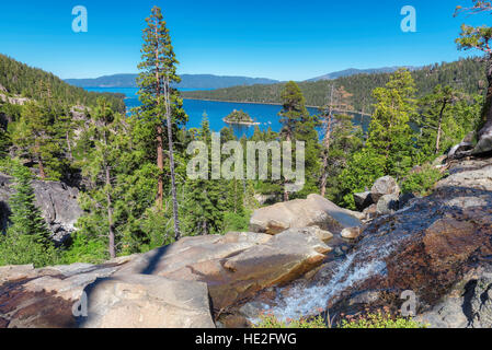 Vista di Emerald Bay dal sentiero escursionistico, South Lake Tahoe, California Foto Stock