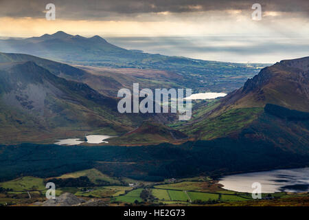 Vista dal sentiero Llanberis vicino alla vetta di Snowdon (Yr Wyddfa) verso la penisola di Lleyn, il Parco Nazionale di Snowdonia (Eryri), Gwynedd, Galles. Foto Stock