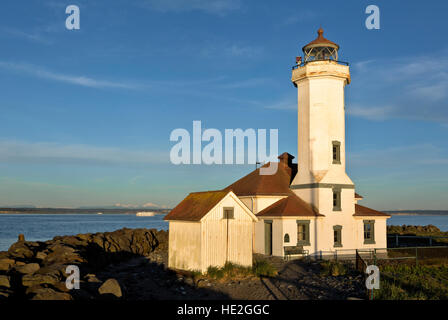 WA13013-00...WASHINGTON - Punto Faro di Wilson si trova su Admiralty ingresso in Fort Worden stato parco vicino a Port Townsend. Foto Stock