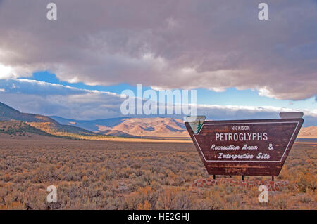 Indicatore su U.S.Highway 50, la strada isolate in America, a est di Austin, Nevada, per il Petroglyph Hickison Recreation Area
