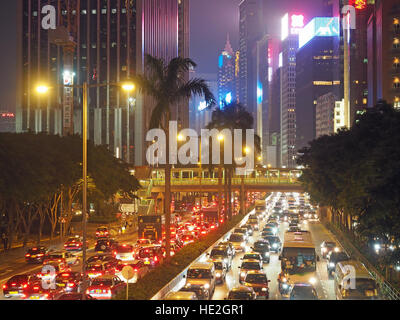 Vista guardando verso il basso su occupato Hong Kong Rush Hour cercando di traffico lungo Gloucester Road a Wan Chai di notte Foto Stock