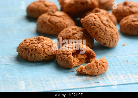 Amaretti sul tavolo - Italiano tradizionale prodotto dolciario Foto Stock
