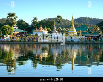 Golden pagoda di Wat Chong Klang e Wat Chong Kham con la riflessione, Birmano stile architettonico tempio, Mae Hong Son, Thailandia del Nord Foto Stock