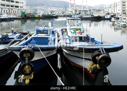 Busan, Corea del Sud - Marzo 23th, 2016: Busan, barche da pesca in una delle baie di porto Busan Foto Stock