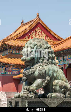 Leone di Bronzo di guardia all'ingresso della porta della suprema armonia Città Proibita di Pechino in Cina. Foto Stock