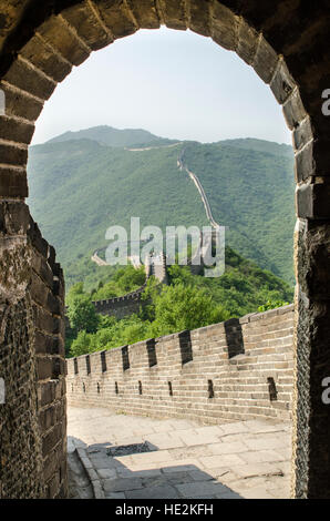 L'originale della sezione Mutianyu della Grande Muraglia a Pechino, Cina. Foto Stock