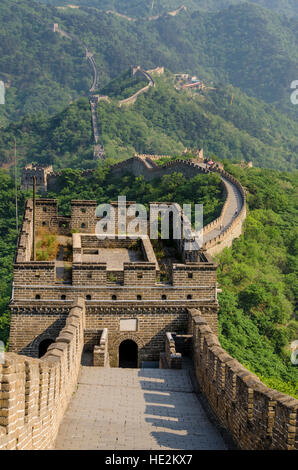 L'originale della sezione Mutianyu della Grande Muraglia a Pechino, Cina. Foto Stock