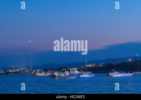 Alyki porto di Paros isola piena di barche a motore e barche di pesce. Foto Stock