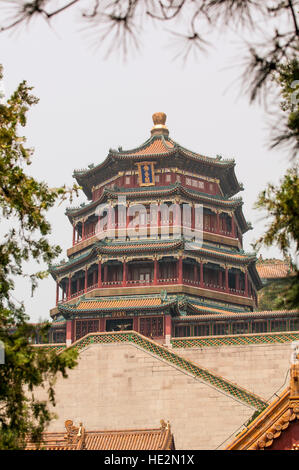 Torre di incenso buddista di Tempio pagoda sulla longevità Hill nel Palazzo Estivo e Lago Kunming Beijing in Cina. Foto Stock