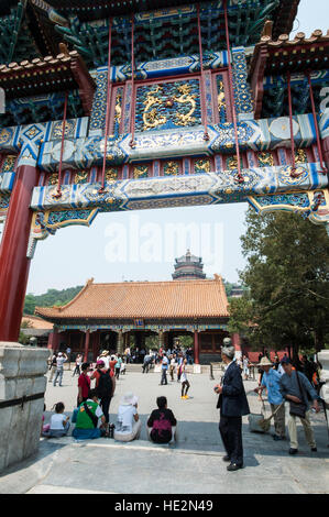 Il palazzo orientale cancello principale portale di ingresso a Palazzo d'estate yiheyuan Beijing in Cina. Foto Stock