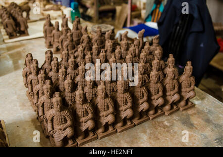 Atelier di produzione di terracotta guerrieri di terracotta e altri souvenir in Xian, Cina. Foto Stock