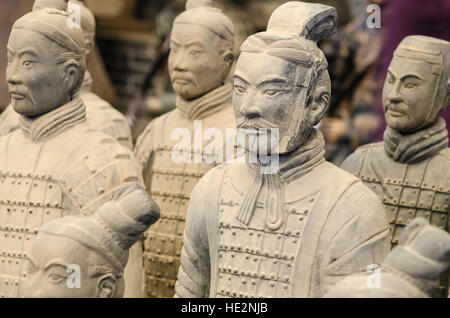 Atelier di produzione di guerrieri in terracotta e altri souviners in Xian, Cina. Foto Stock