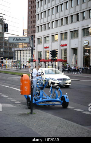 In rickshaw driver sul Ebert Street Berlin Foto Stock