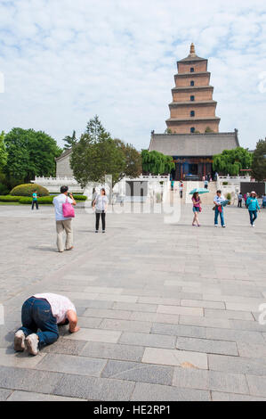 Adoratore nel cortile della Pagoda dell'Oca Selvaggia, Xian, Cina. Foto Stock