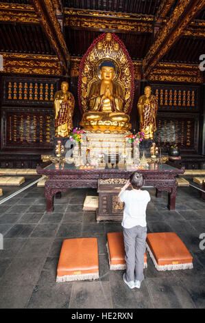 Adoratore di pregare a Pagoda, Xian, Cina. Foto Stock