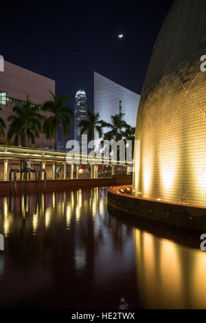 Esterni del Museo dello Spazio di Hong Kong e di altri edifici di notte in Tsim Sha Tsui, Kowloon, Hong Kong, Cina. Foto Stock