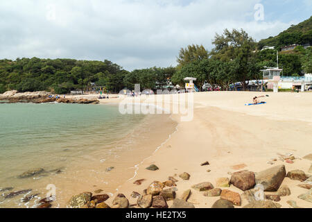 Scolari e altre persone al appeso Shung Yeh Beach sull'Isola di Lamma a Hong Kong, Cina. Foto Stock