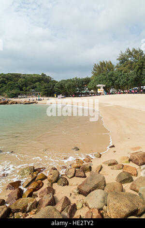 Scolari presso l'Appeso Shung Yeh Beach sull'Isola di Lamma a Hong Kong, Cina. Foto Stock