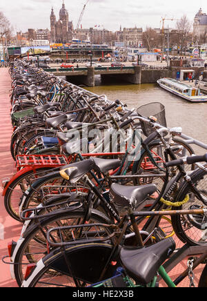 AMSTERDAM, PAESI BASSI - Parcheggio per biciclette. Foto Stock