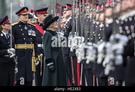 La duchessa di Cornovaglia ispeziona Allievi Ufficiali presso la Reale Accademia Militare, Sandhurst, Berkshire, dove lei rappresenterà la Regina Elisabetta II presso il sovrano's Parade, che si terrà alla fine di ogni termine a Sandhurst e segna il passaggio di allievi ufficiali che hanno completato il loro corso di messa in servizio. Foto Stock