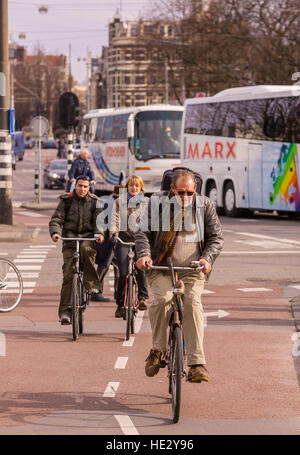 AMSTERDAM, PAESI BASSI - persone andare in bicicletta sulla pista ciclabile. Foto Stock