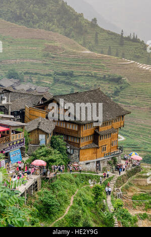 Lodge Inn hotel a Longsheng Longji spina dorsale del drago terrazze di riso risoni campi sulla collina Longsheng, Guilin, Guangxi, Cina. Foto Stock