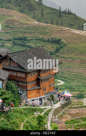 Lodge Inn hotel a Longsheng Longji spina dorsale del drago terrazze di riso risoni campi sulla collina Longsheng, Guilin, Guangxi, Cina. Foto Stock