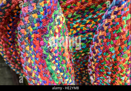 Fatto a mano colorati tappeti rag appeso in vendita. Foto Stock