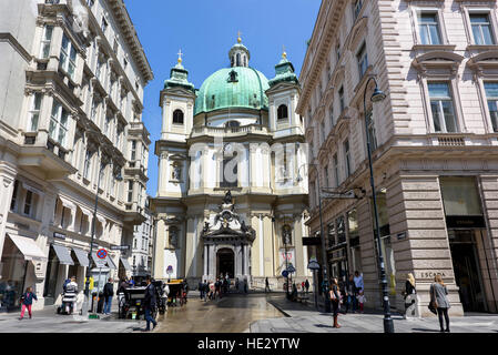 AUSTRIA, VIENNA - 14 Maggio 2016: Photo view all'peterskirche st peters barocca della chiesa cattolica romana chiesa parrocchiale con le persone Foto Stock